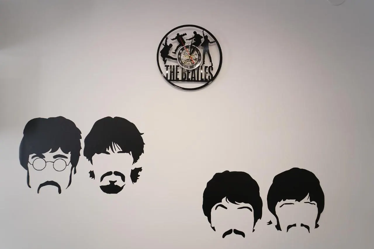 Рок-н-ролл студии в центре Киева на Подоле Queen и The Beatles Апартаменты Киев